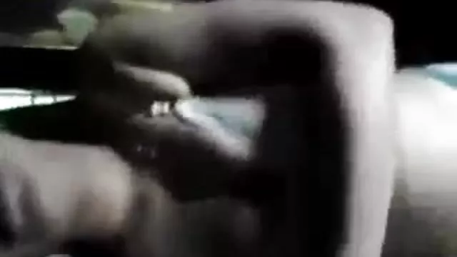 ბიჭები ორსართულიან ტყეში ორსული გოგონი არიან