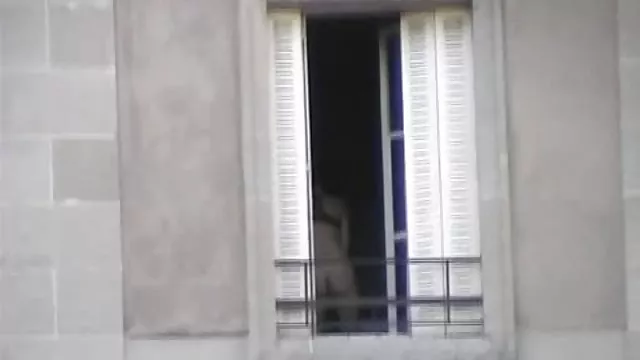 ქერა ავრცელებს სქესის ტუჩებს და აჩვენებს დიდ კლიპს