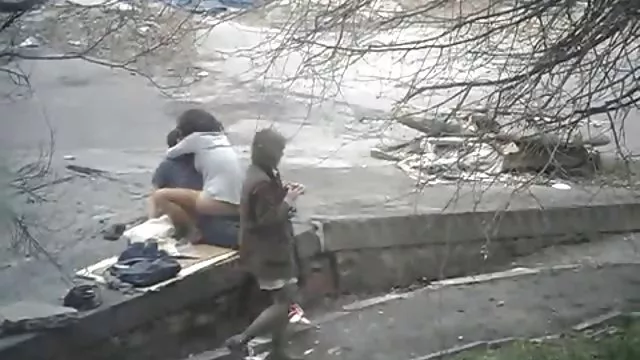 ახალგაზრდა რუსი მოზარდი მისთვის დაუყოვნებლივ დაუჭირა მეგობარს
