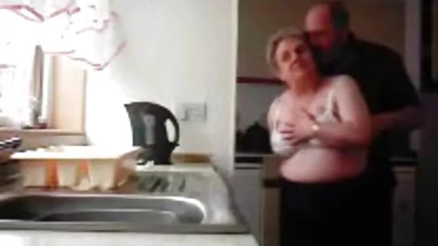 ცხელი babe Jane sucks მეგობრის dick და caresses მისი shaved pussy