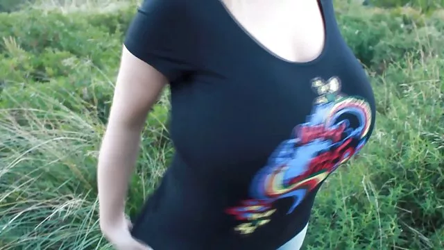 ბიჭი ითხოვს chick to jerk off on nudist სანაპიროზე