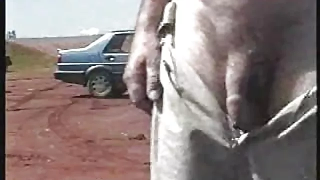 Playful სილამაზის ნელა undresses და შემდეგ caresses მისი pussy