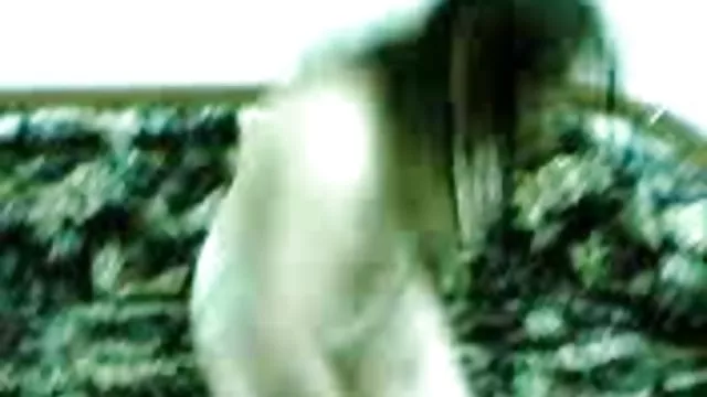 Blindfolded ბიჭი fucks ორი blondes