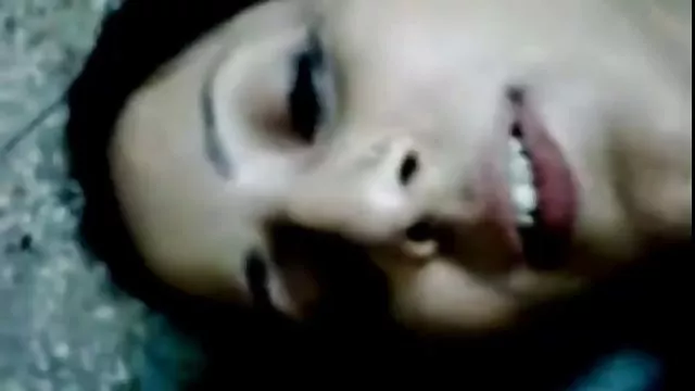 გოგონა ბანაობის სარჩელი ქვეშ წყლის jerks off