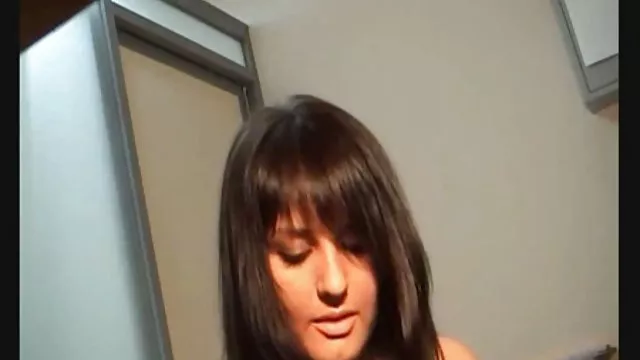 MILF დიდი boobs სასიამოვნოა თავად ვიბრატორი