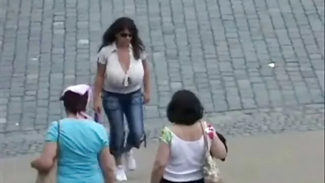 ლამაზი გოგონა ნიღაბი თვალში ხდის ბიჭი ღრმა blowjob