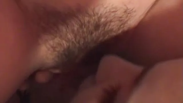 ლამაზი იაპონური kimono masturbates pussy და fucks on საწოლი