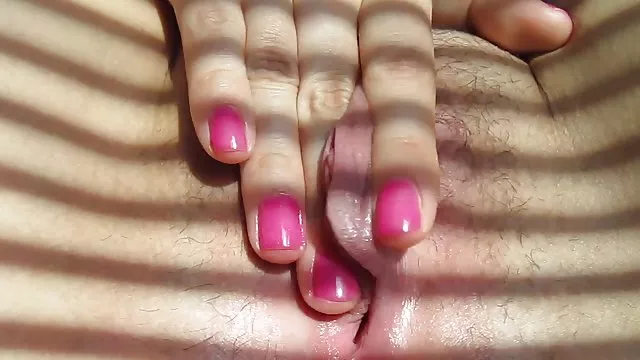 Flirty გოგონა დარჩა მარტო და გადაწყვიტა ითამაშოს მისი pussy