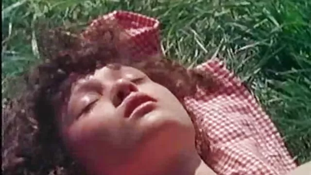 შავგვრემანი დააყენა მისი bi girlfriend ქვეშ მისი მეგობრის და მან fucked მისი ass