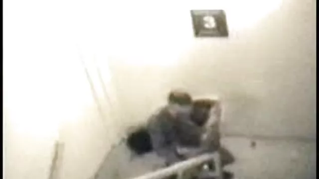 ძველი Briton caresses pussy მეშვეობით pantyhose