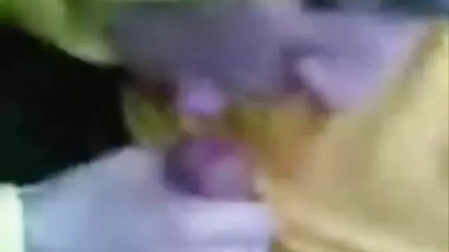 Ariel ამოღებულ pantaloons და masturbate