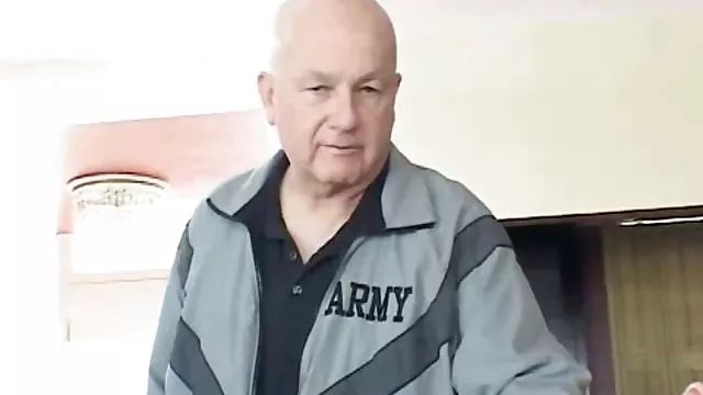 თხელი თავად გააკეთა თითების ძლიერი ორგაზმი