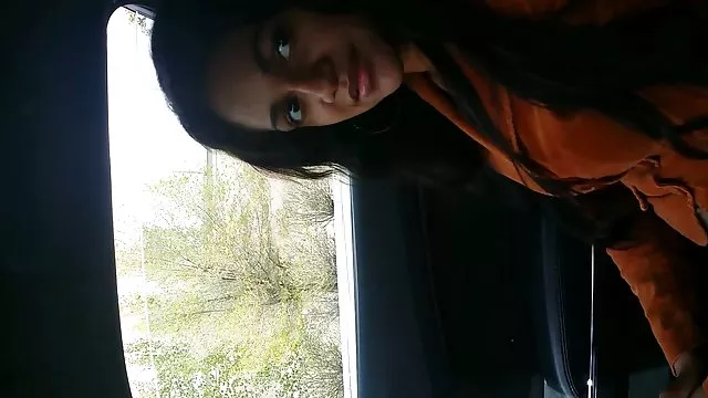 Chick in აბაზანა fingering ყალბი cock შორის მისი ფეხები