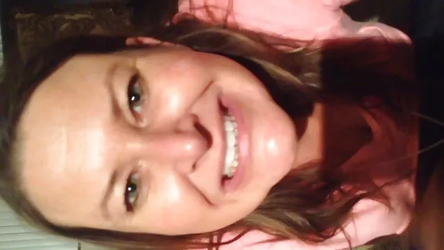 დიდი breasted brunette fucks ორი ერთდროულად