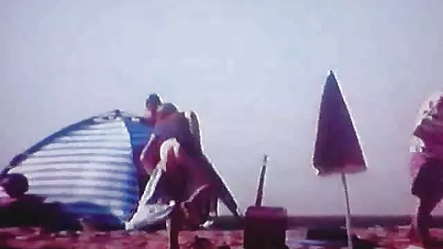 ბრიტანელი ქალი იღებს შიშველს