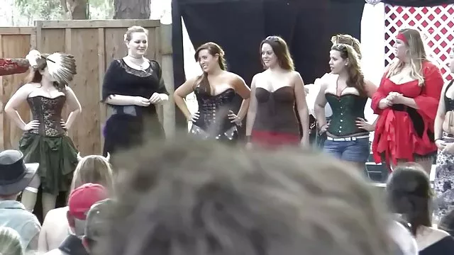 გაჭირვებული chick ერთად შიშველი tits milks თავად და squeezes tits