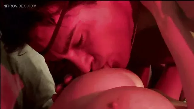 ორი ორადგილიანი ქერა სექსი