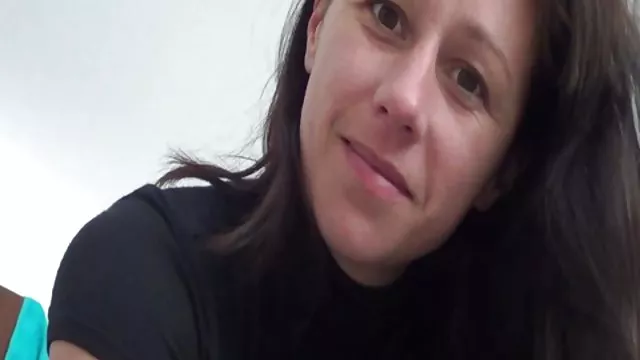 შიშველი გოგონა, რომელიც მიმზიდველია ნაზი მასტურბაციათ