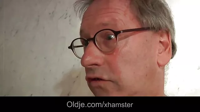 ორი სექსუალური bitcha zhahnuli ახალგაზრდა stallion