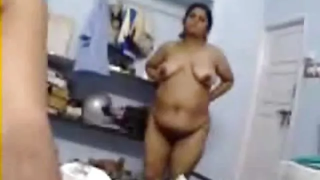 Tattooed გოგონა იძლევა blowjob და clamps წევრი შორის boobs