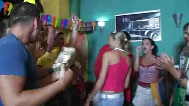 Lustful girlfriends მინი კალთები shoved dildo მათი მჭიდრო ass