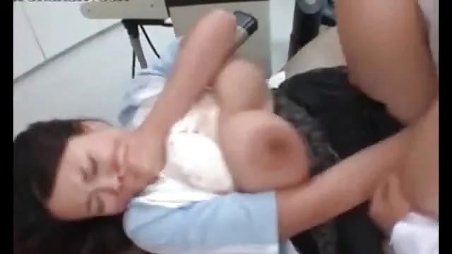 ფეხის ფეტიშის გოგონა ჯინსი გვიჩვენებს ფეხებს
