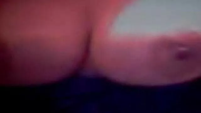 გოგონა, რომელიც ქსოვილშია გადაღებული