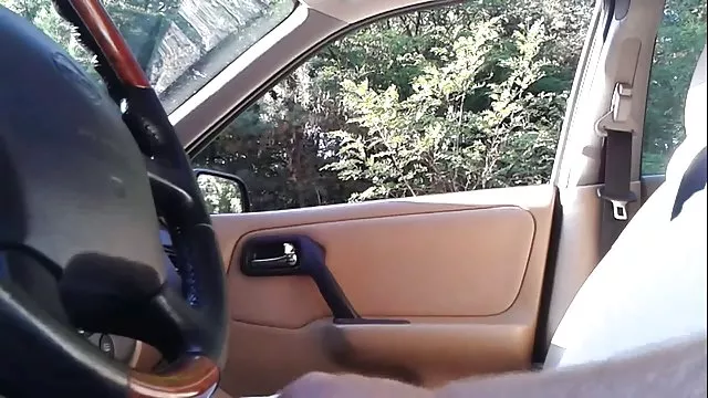 გოგონა, რომელიც ლატკსის წვიმაში ატარებს თავის სექსუალურ ტანსაცმელს