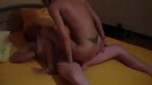 Arwen Gold უბიძგებს გიგანტურ შავი Dildo შევიდა Anus