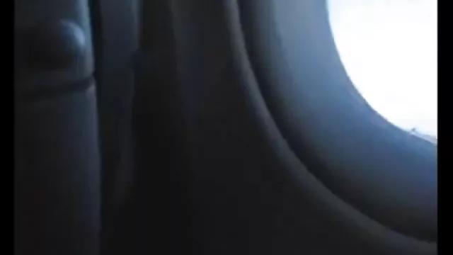 Busty შავგვრემანი in stockings უქმნიან კამერა