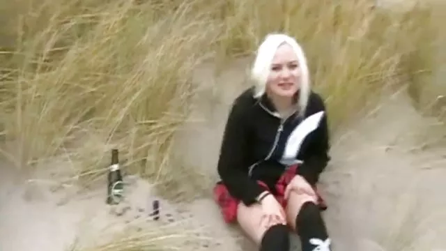 Horny გოგონა ავრცელებს მისი pussy lips და აყენებს მისი თითის სველი slit