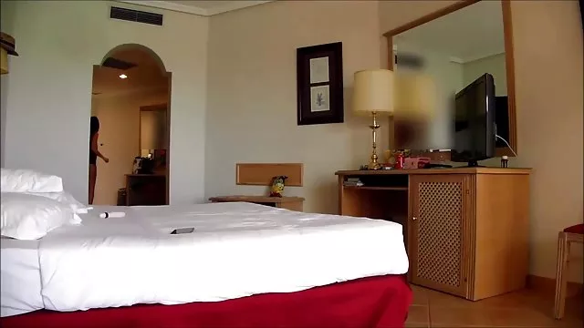 სუსტი მუქი haired bitch caresses სველი სველი ქურთუკი