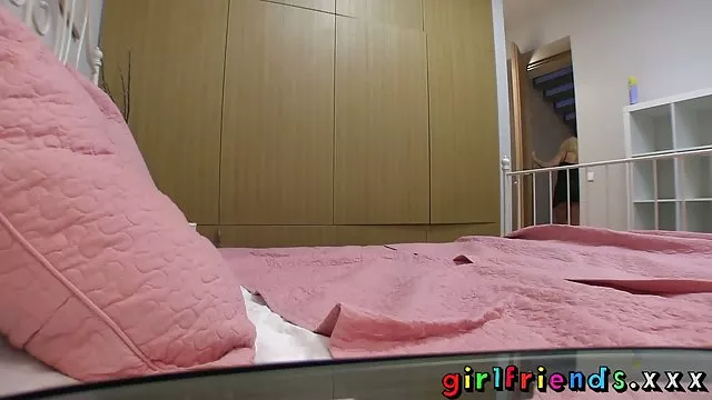 ჯუჯა skateboarder fucks მისი სიმაღლის გოგონა creaking საწოლი