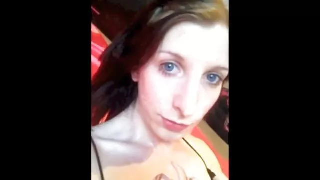 ანგელა დაეცა მისი panties და აჩვენა მისი pussy