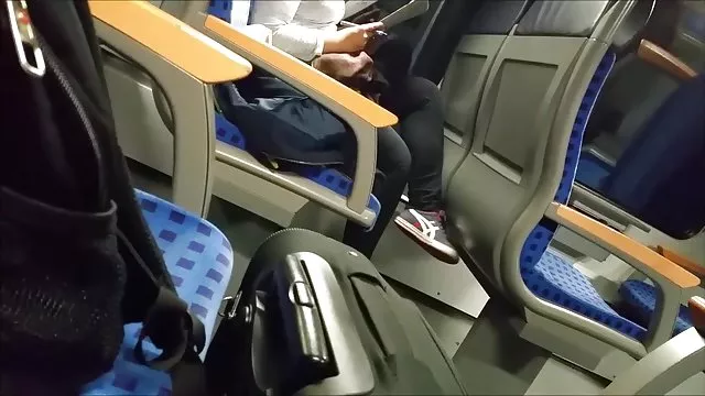 გოგონებმა მოიწვიეს ბიჭი თავისი პარტიისთვის მატარებლით