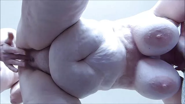 Busty შავგვრემანი ერთად სათვალე sucks სტუდენტი dick და fucks კლასში