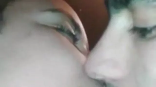 Busty ქერა ჩამოსხმის spikes ერთად ფოტოგრაფი