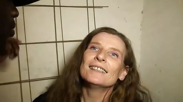 Babe ოსტატურად sucks off ბიჭი ტუალეტის