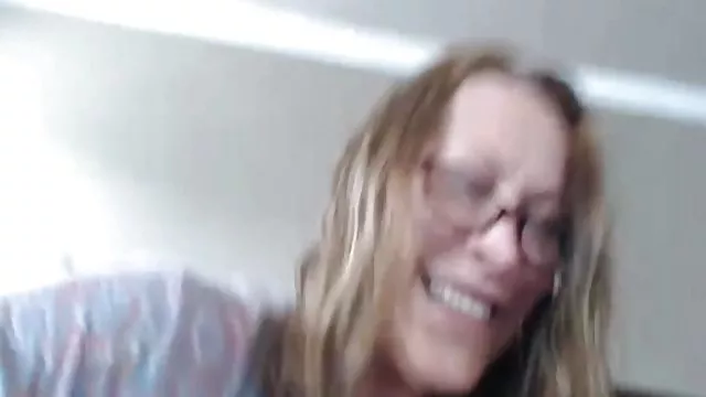 Sexy MILF jerked off და sucked ჩემი შვილის საუკეთესო მეგობარი