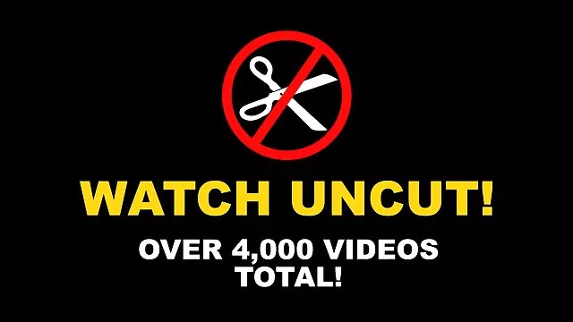 Playful გოგონა sucks მისი მეგობრის dick ქვეშ წყალი