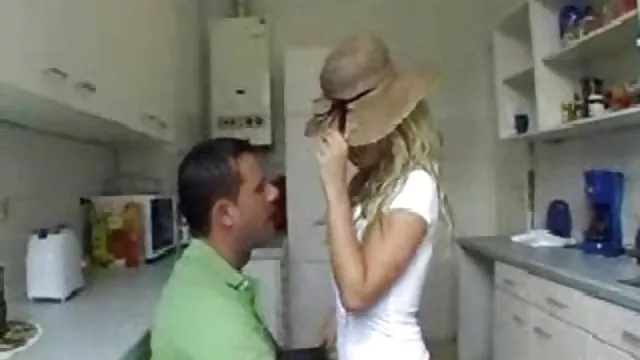 სუსტი შავგვრემანი pokes მისი თითის საშოში