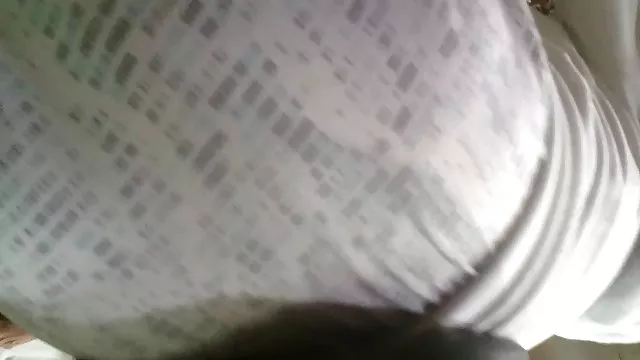 დიდხანს haired ლამაზი გოგონა მოკლე skirt sucks მამალი და fucks მისი მეგობრის