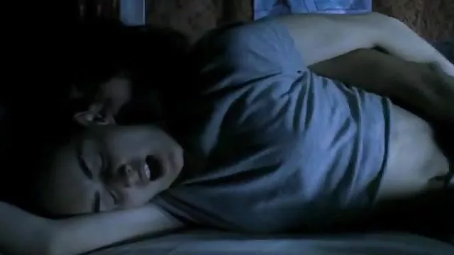Brutal Mistress მაღალი ჩექმები და გამჭვირვალე შორტები erotically უქმნიან