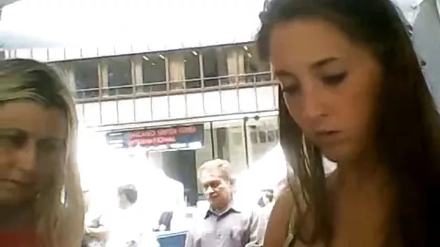 Pervert იღებს off ავტობუსი, რადგან იგი იღებს up on უცნობი წვნიანი ass