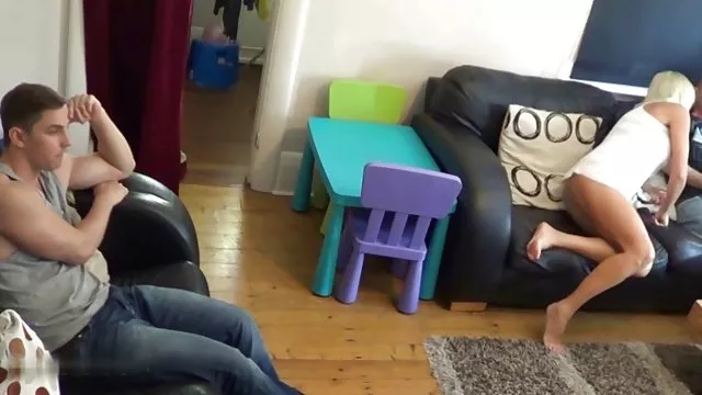სუსტი გოგონა masturbates მისი საწოლი dildo