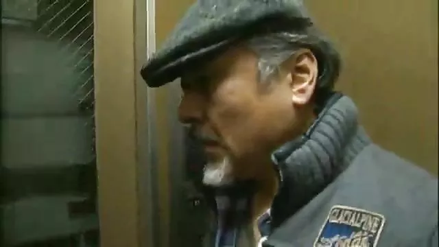 ნაზი mulatto მისცა კლიენტს დაუვიწყარი blowjob და მასაჟი