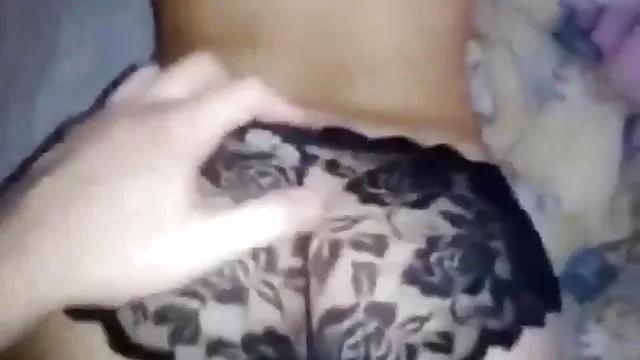 Dude rubs მისი აღფრთოვანებული dick on girlfriend's panties