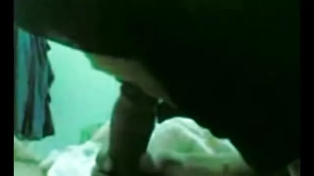 Busty სილამაზის კმაყოფილი ძმა ხელი
