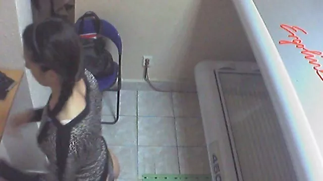 ორი ტუმბოს ბიჭები ელიტის მეძავების სავსეა