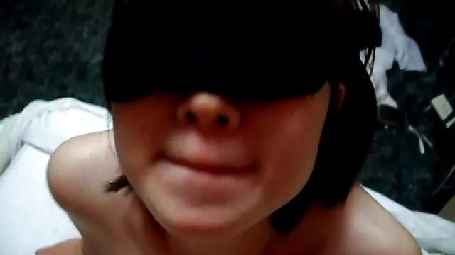 ქერა ვარდისფერი bikini caresses clit